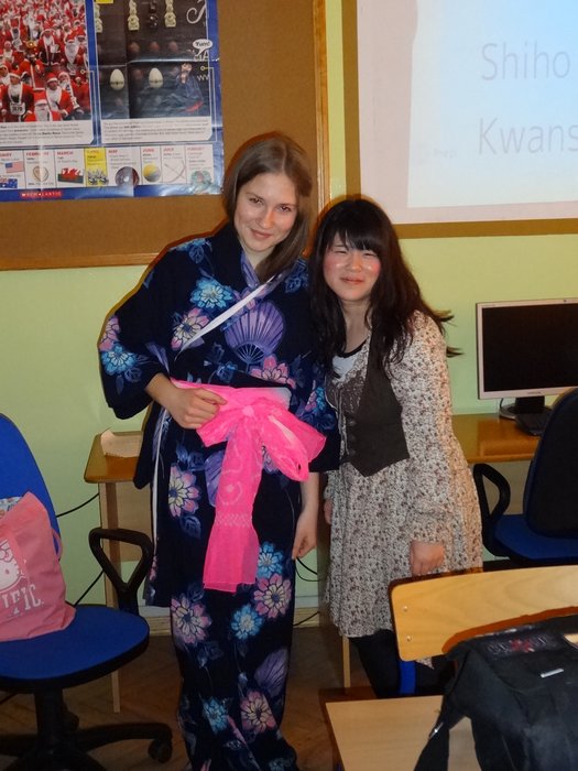 Julia (kl.Igb) w tradycyjnym japońskim yukata, w towarzystwie Shiho, studentki z Japonii.